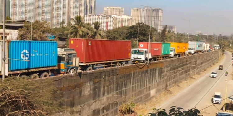 ट्रेलर, ट्रकच्या रांगा