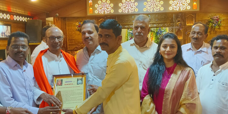 सामाजिक कार्यकर्त्यांचा सन्मान