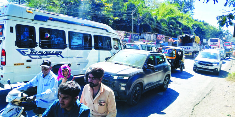 वाहतूक कोंडीचे संकट कायम; अलिबाग-वडखळ मार्गावरील प्रवासी त्रस्त