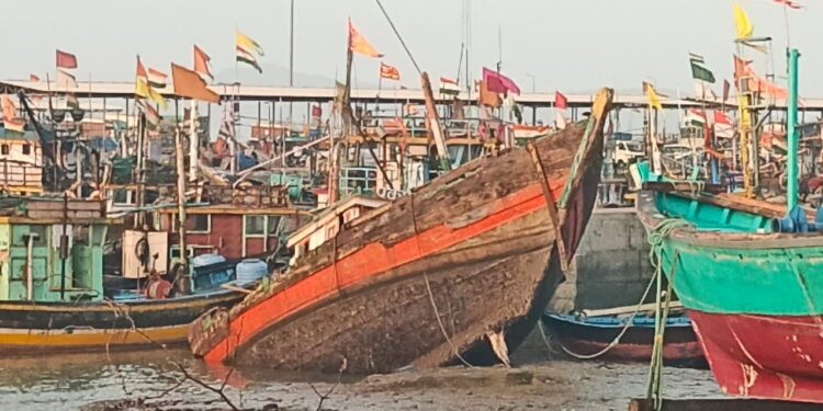 256 कोटींचे करंजा बंदर रुतले गाळात