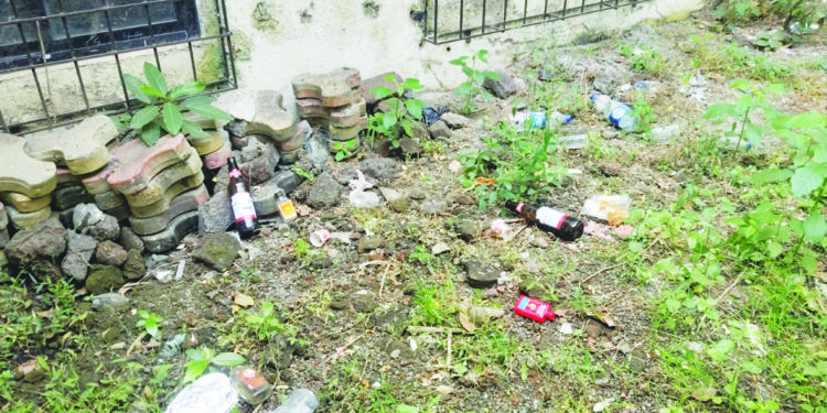 उरण पंचायत समितीच्या कार्यालयात दारुच्या बाटल्या