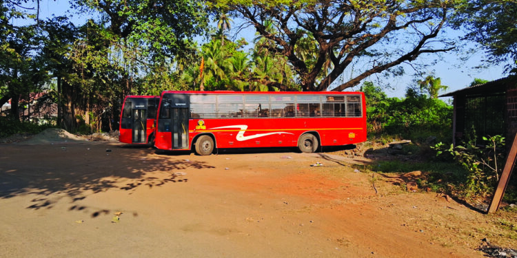 मोठ्या बसेसमुळे स्थानिकांची डोकेदुखी