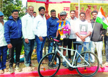 हिरेनकडून सायकल चालवून हुतात्म्यांना अभिवादन