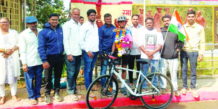 हिरेनकडून सायकल चालवून हुतात्म्यांना अभिवादन