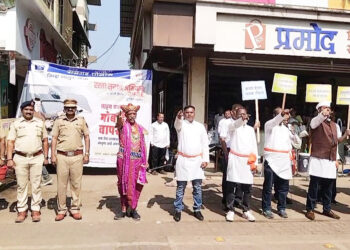 रस्ता सुरक्षिततेसाठी पथनाट्यातून जनजागृती