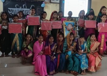 शाळेत अवतरल्या सावित्रीच्या लेकी