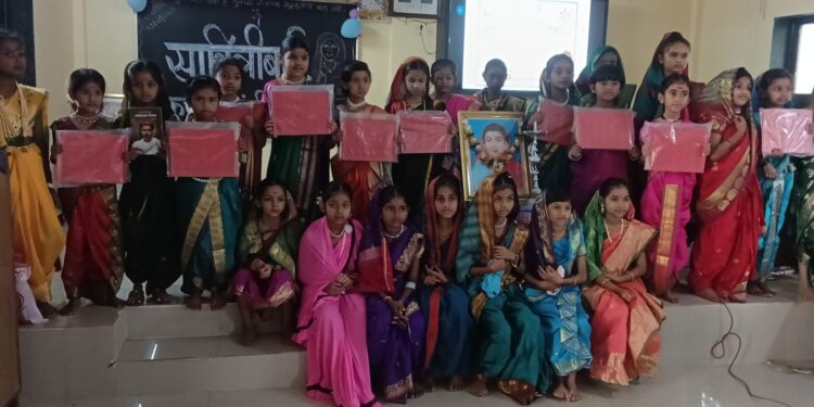 शाळेत अवतरल्या सावित्रीच्या लेकी