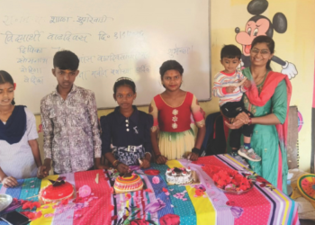 झुगरेवाडी शाळेत विद्यार्थ्यांचे वाढदिवस साजरे