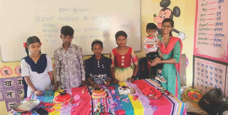 झुगरेवाडी शाळेत विद्यार्थ्यांचे वाढदिवस साजरे