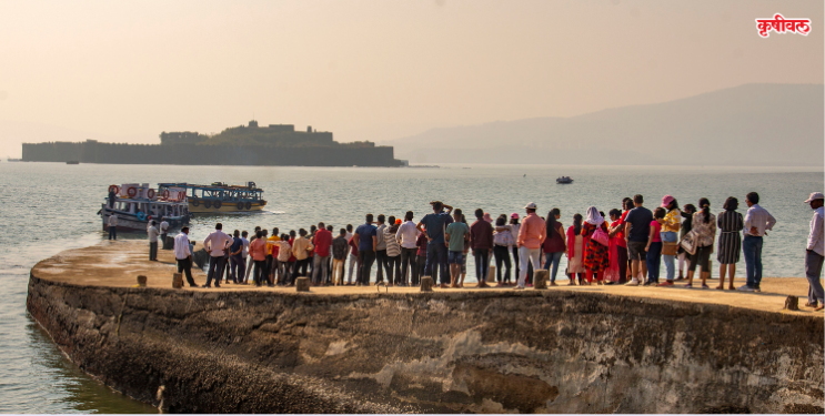 खोरा बंदरात पर्यटकांची तोबा गर्दी