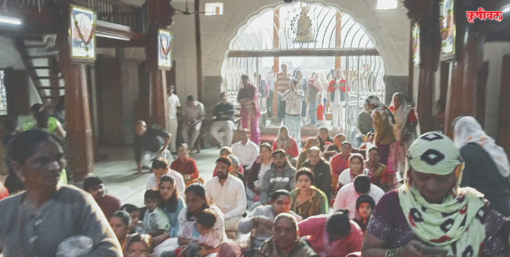 नवीन वर्षाच्या पहिल्या दिवशी बल्लाळेश्वराच्या दर्शनासाठी रांगा