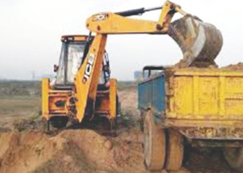 खालापूरमध्ये गौण खनिजांची धोकादायक वाहतूक