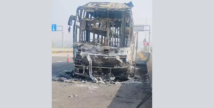 समृद्धी महामार्गावर ट्रॅव्हल्स बसला भीषण आग