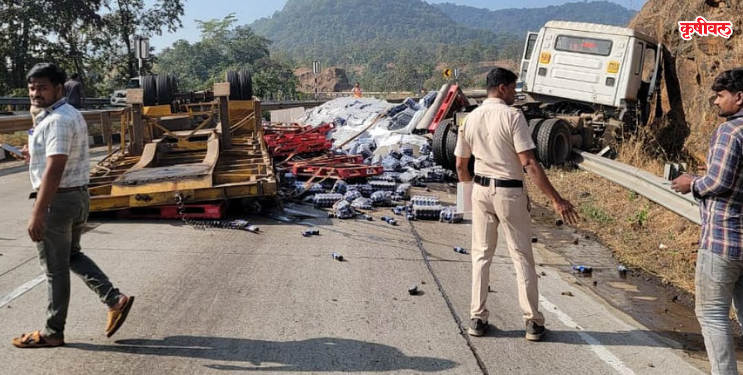 कशेडी घाटात कंटेनर पलटी