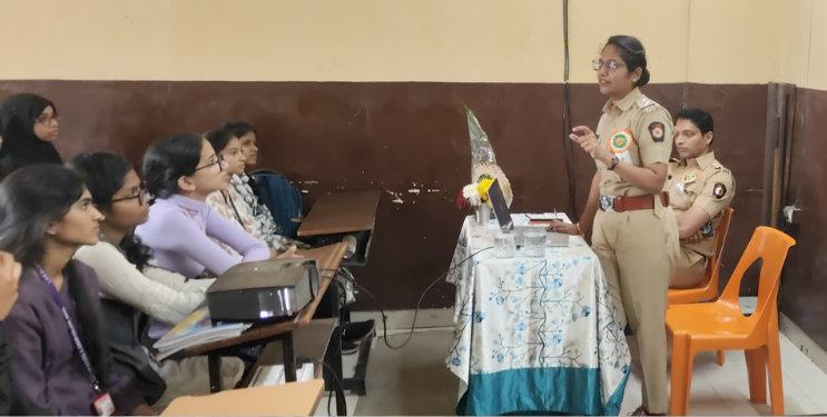 रस्ते सुरक्षेबाबत विद्यार्थ्यांमध्ये जागरूकता असावी