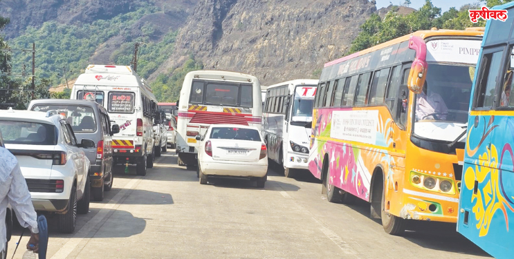 पर्यटक अडकले वाहतूक कोंडीत