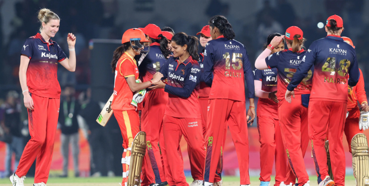 बंगळुरूचा गुजरातवर ‌‘रॉयल’ विजय