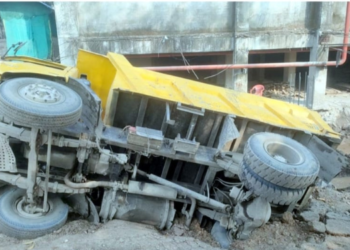 सहा चाकी हायवा पलटी