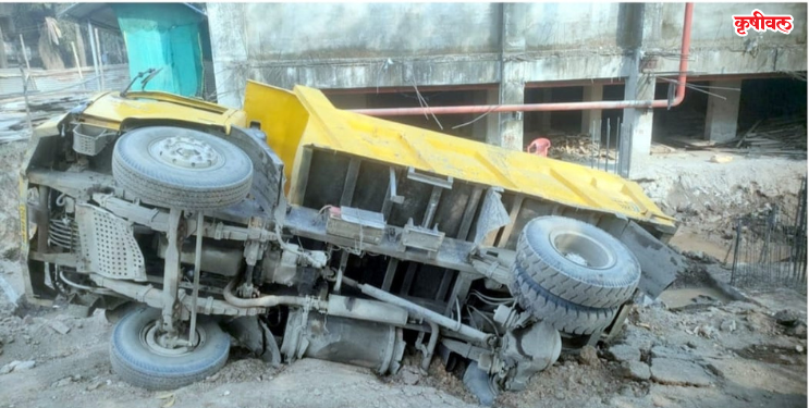 सहा चाकी हायवा पलटी