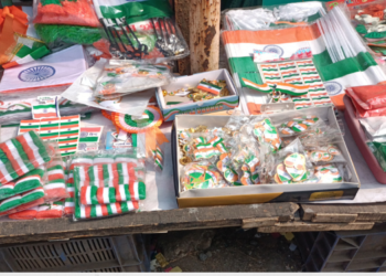 देशभक्तीच्या साहित्यांनी बाजारपेठ सजली