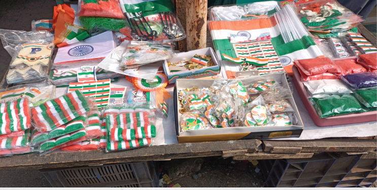 देशभक्तीच्या साहित्यांनी बाजारपेठ सजली