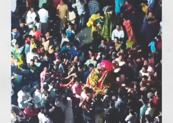 श्रींच्या पालखी मिरवणुकीचा तरुणांनी घेतला आनंद