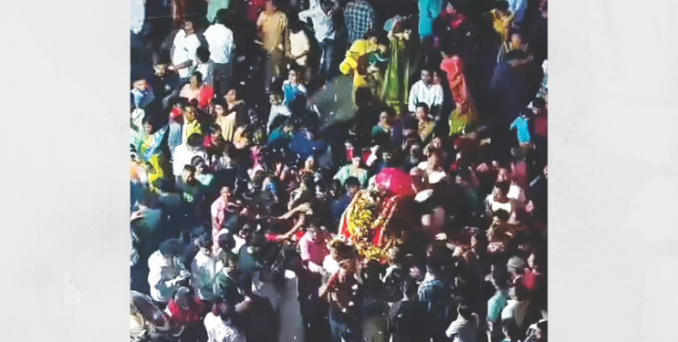 श्रींच्या पालखी मिरवणुकीचा तरुणांनी घेतला आनंद