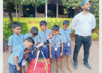 विद्यार्थ्यांनी परसबागेतून केले पक्षी निरीक्षण