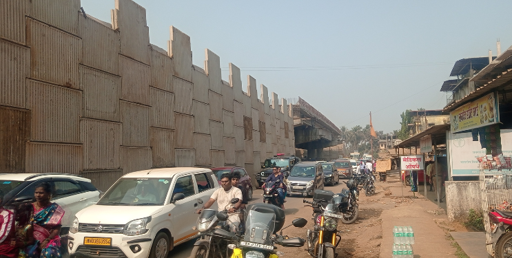 कोंडी सोडविण्यासाठी पोलिसांची कसरत