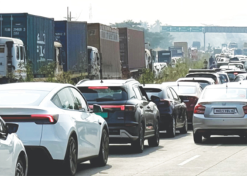 सलग सुट्ट्यांमुळे वाहतूक कोंडीचे विघ्न