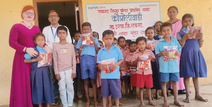 आदिवासी विद्यार्थ्यांना खाऊचे वाटप