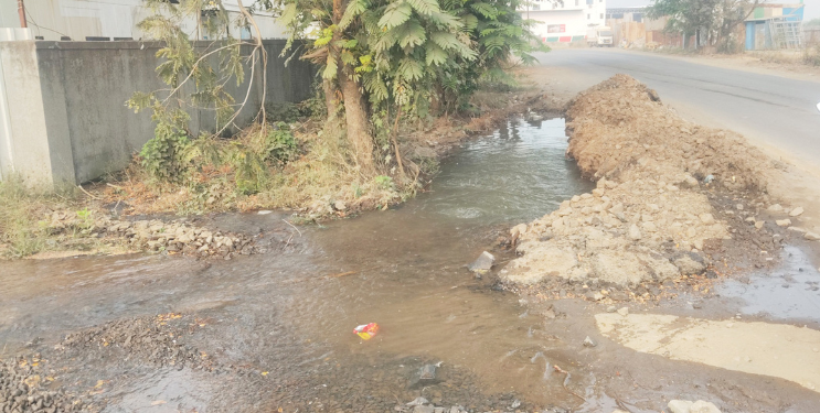 जल जीवन मिशनच्या पाईपलाईनला गळती