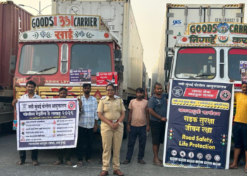 वाहतूक पोलिसांकडून वाहनचालकांना मार्गदर्शन