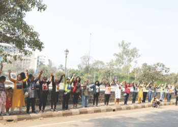 भटक्या कुत्र्यांच्या समर्थनार्थ साखळी आंदोलन