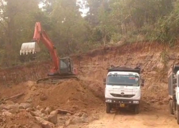 मध्य रेल्वेच्या कारशेडसाठी बेकायदेशीर माती उत्खनन