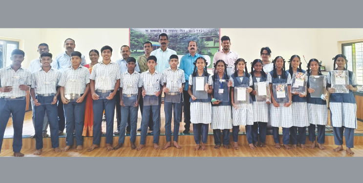 रातवड विद्यालयात शैक्षणिक साहित्य वाटप