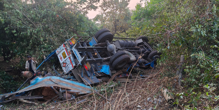 गॅस सिलेंडर वाहतूक करणाऱ्या ट्रकचा भीषण अपघात