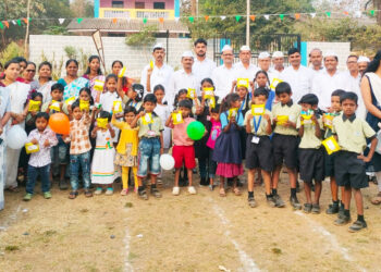 प्रजासत्ताक दिनानिमित्त पौष्टिक खाऊचे वाटप