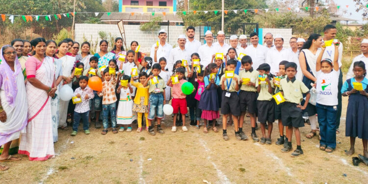 प्रजासत्ताक दिनानिमित्त पौष्टिक खाऊचे वाटप