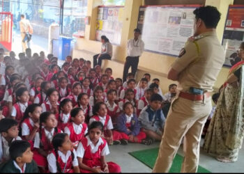 विद्यार्थ्यांनी साधला पोलिसांशी संवाद