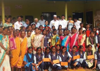 गुणवंत, गरजू विद्यार्थ्यांना स्कॉलरशिपचे वितरण