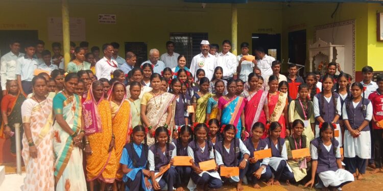 गुणवंत, गरजू विद्यार्थ्यांना स्कॉलरशिपचे वितरण