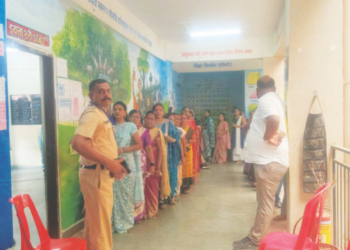 उमेदवारांचे भवितव्य मतपेटीत बंद