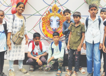 आदिवासी मुलांनी अनुभवले पुस्तकांपलीकडचे जग