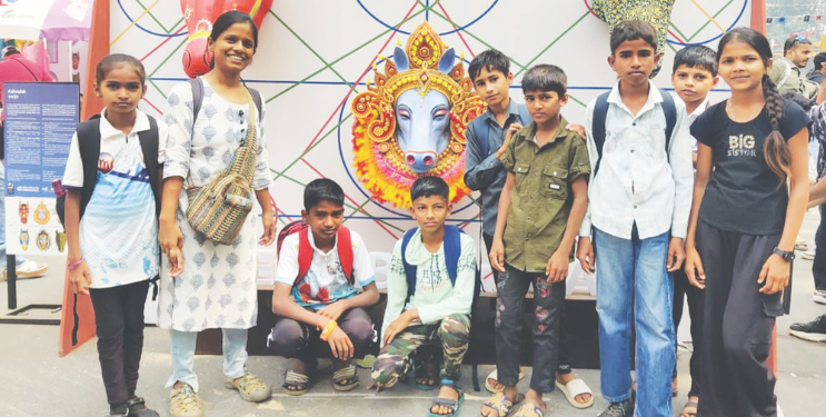 आदिवासी मुलांनी अनुभवले पुस्तकांपलीकडचे जग