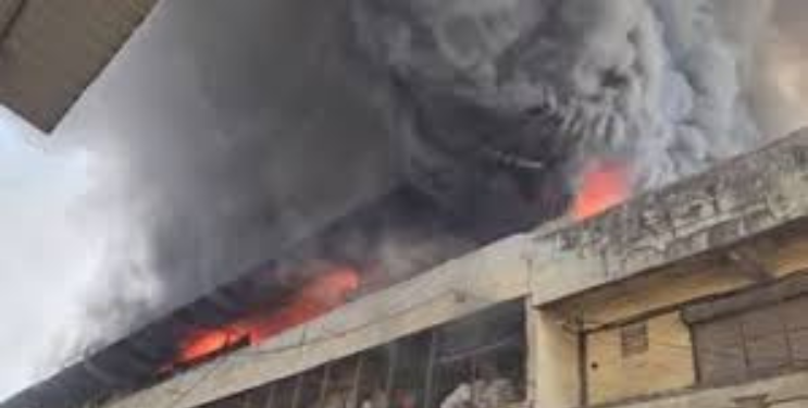 भिवंडीत गादी व पेपर रोलच्या गोदामाला भीषण आग