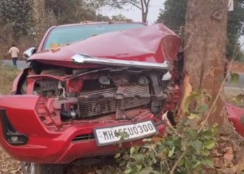 कशेळे येथे चारचाकी वाहन झाडावर आदळले