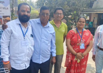 चौलमध्ये शेकापक्षाचे ज्येष्ठ नेते द्वारकानाथ नाईक यांची भेट