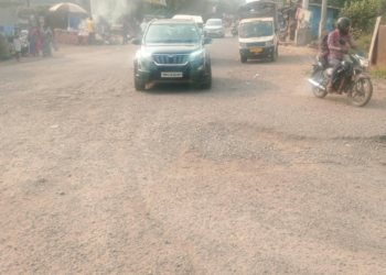 रस्ता उखडल्यामुळे चालक त्रस्त