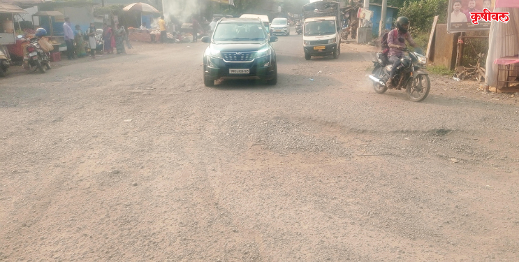 रस्ता उखडल्यामुळे चालक त्रस्त